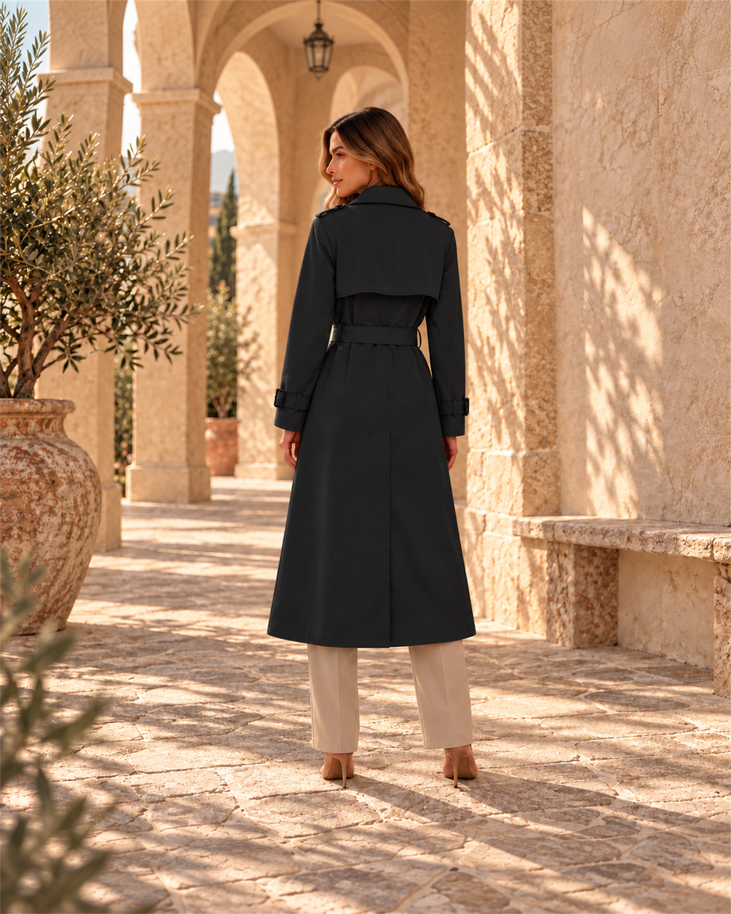Gabardina con Cinturón Doble Botonadura — Negro, vista trasera hover | Viltura
